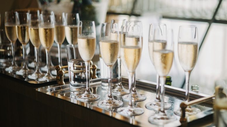 Combien de bouteilles de champagne pour un cocktail de 60 invités ?